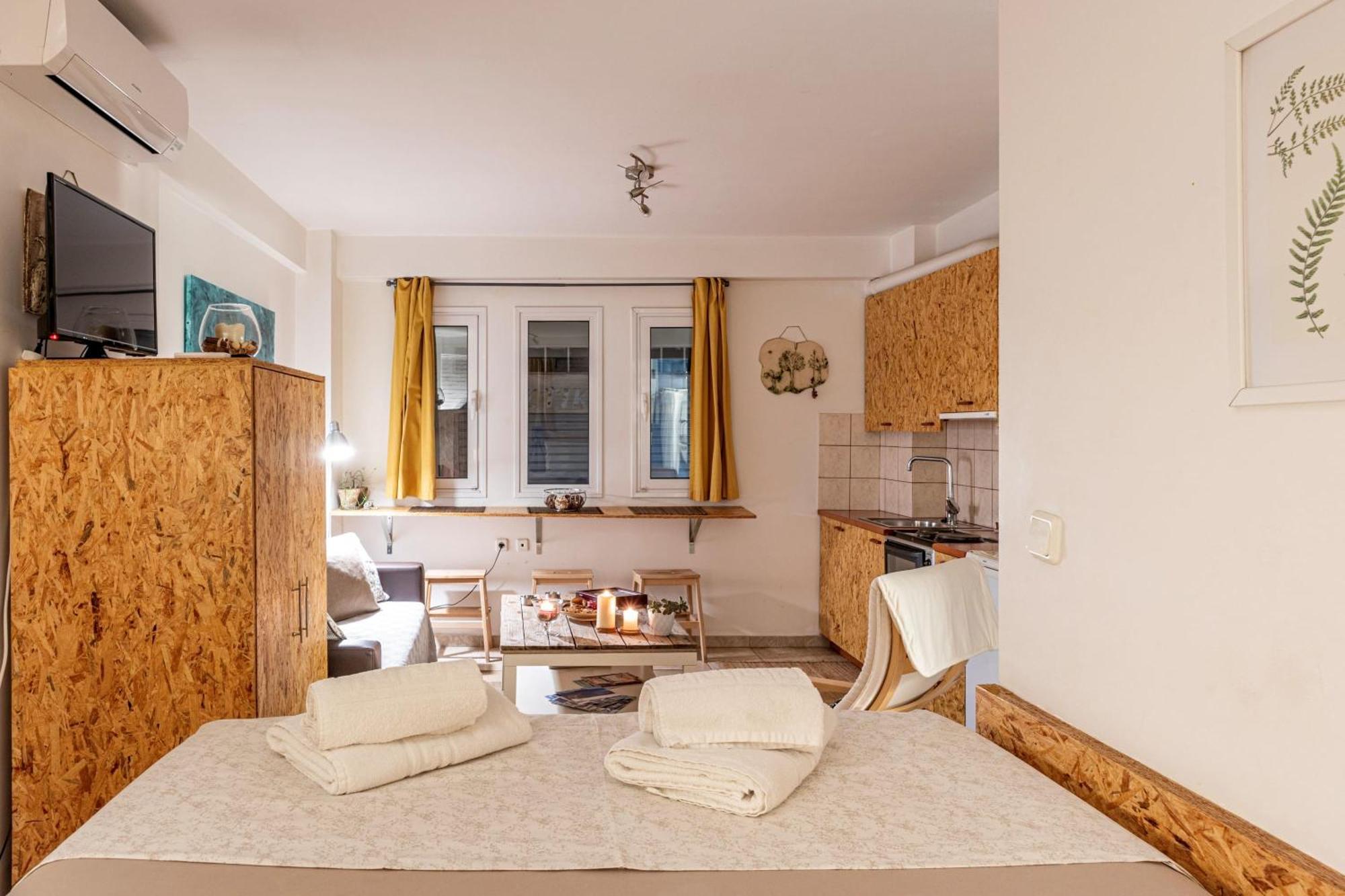 Downtown Central Suite With Private Parking Kalamata Exterior photo